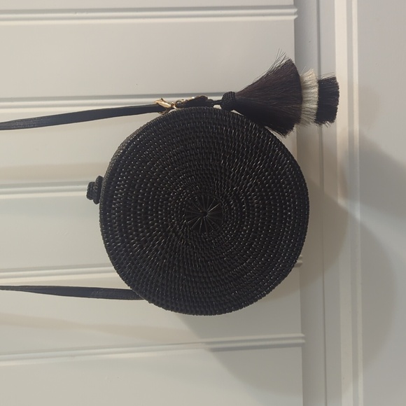 Bosom Buddy Circular Straw Handbag - Picture 9 of 10